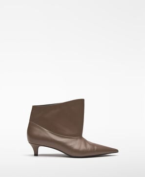 Bota assim&eacute;trica de cano curto em pele