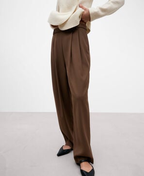 Pantalón pinzas marrón mujer