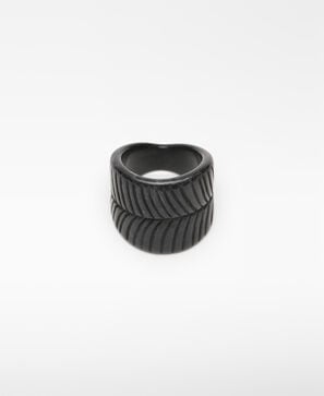 Anel com folha em resina para mulher