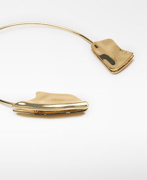Metallic choker with gold pieces woman