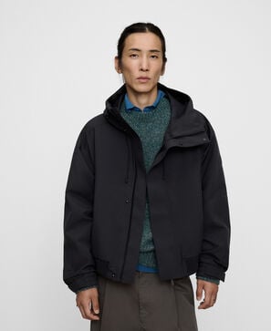 Chaqueta t&eacute;cnica capucha
