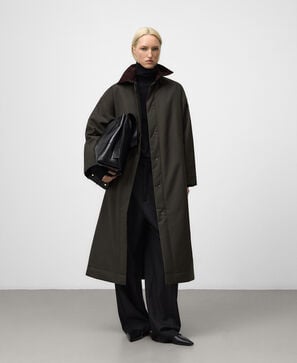 Spread collar long coat woman