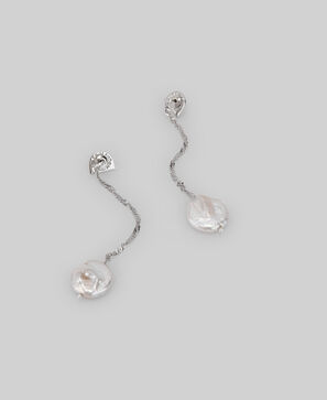 Dangling natural pearls earring woman