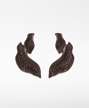 Pendientes met&aacute;licos lacados textura