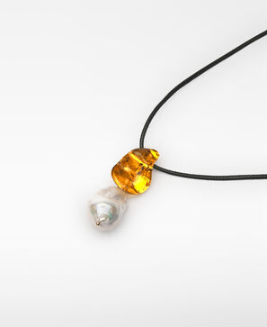 Resin and maxi pearl necklace woman