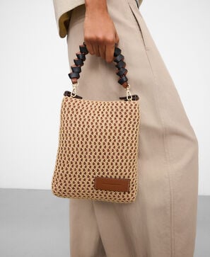 Bolso plano textura rafia