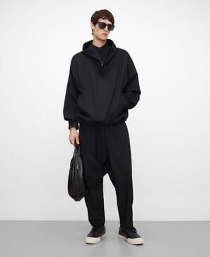 Herrenhose mit drapiertem Bein