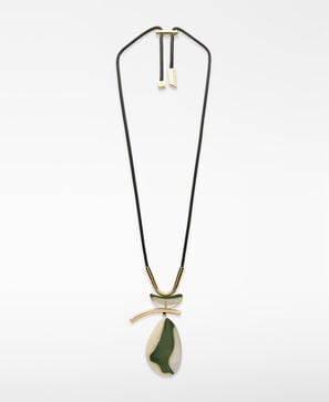 Necklace with movable resin pieces