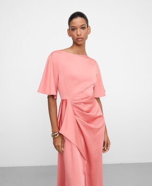 Vestido longo de cetim com corte lateral