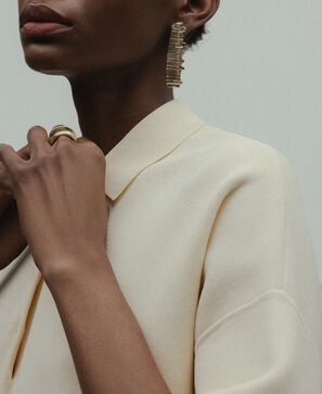 Flat textured earring woman