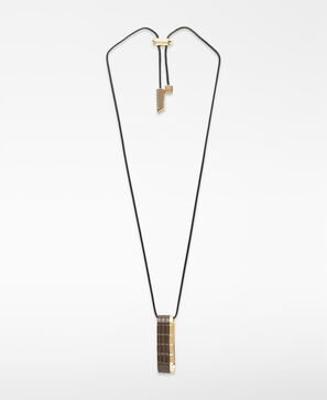 Metallic pendant with grid pattern woman