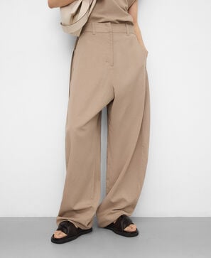 Pantal&oacute;n barrel fit amplio