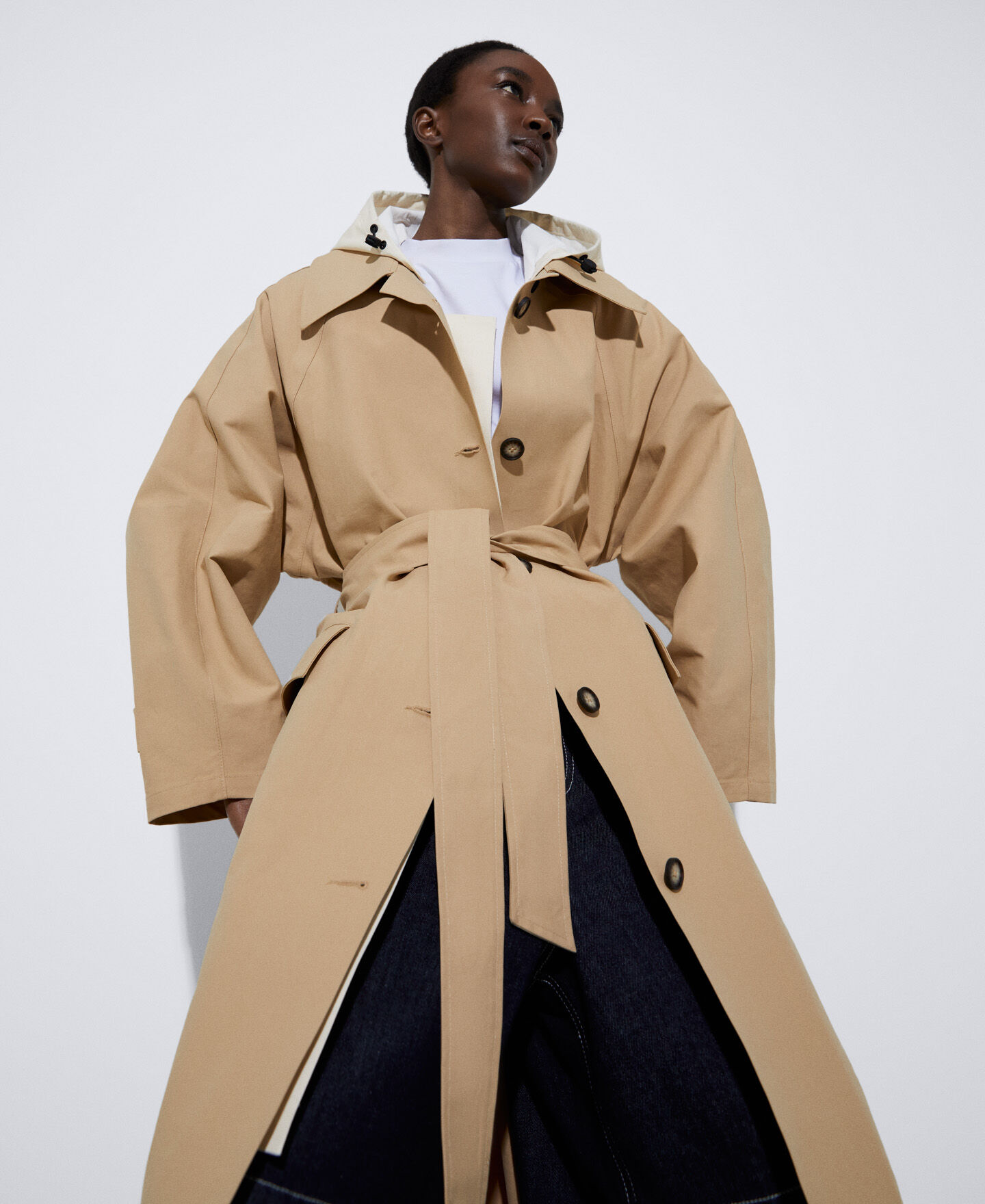 La gabardina de pura tendencia que no es lo que parece