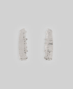 Flat textured earring woman