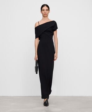 Robe ajust&eacute;e &agrave; d&eacute;collet&eacute; drap&eacute;