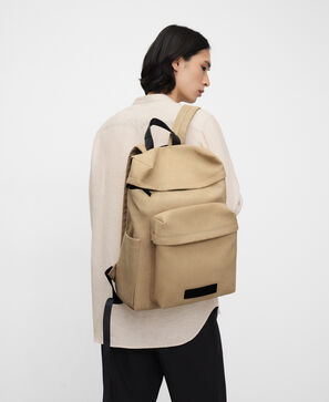 Mochila em tecido com bolso maxi