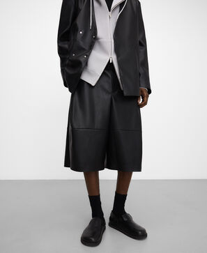 Bermuda shorts with side pleats