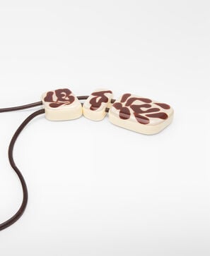 Collier &agrave; pi&egrave;ces en r&eacute;sine