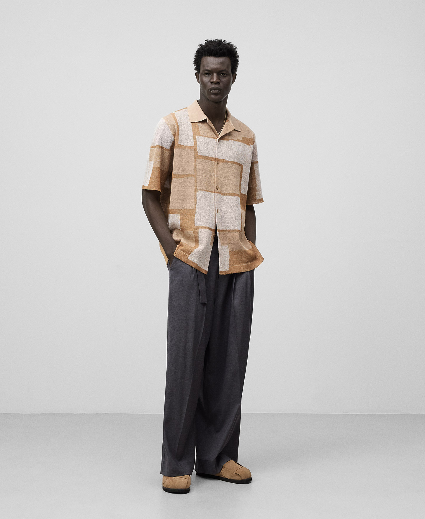Polo estampado con botones hombre image number 1