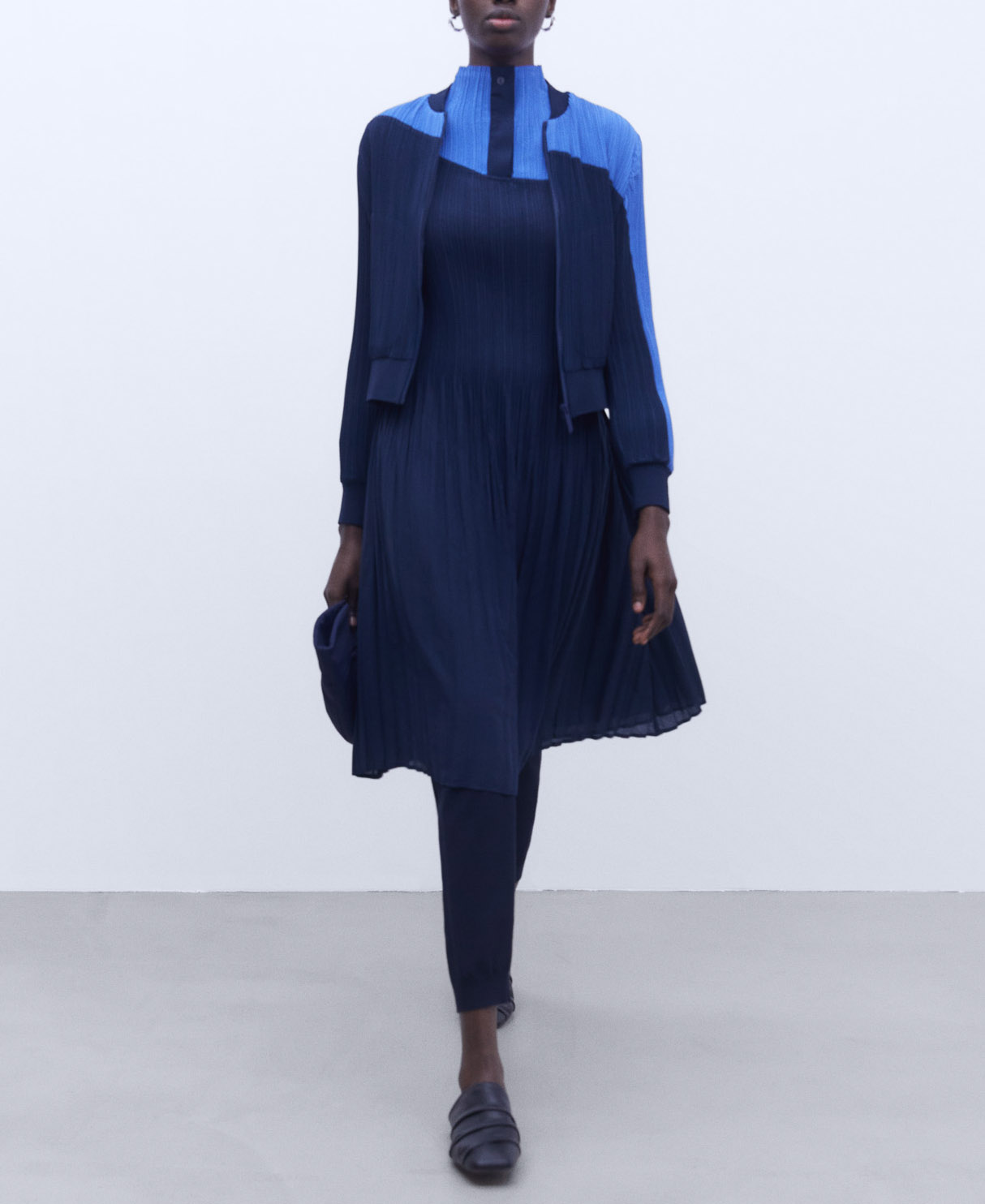 Bicolor crinkle dress image number 1