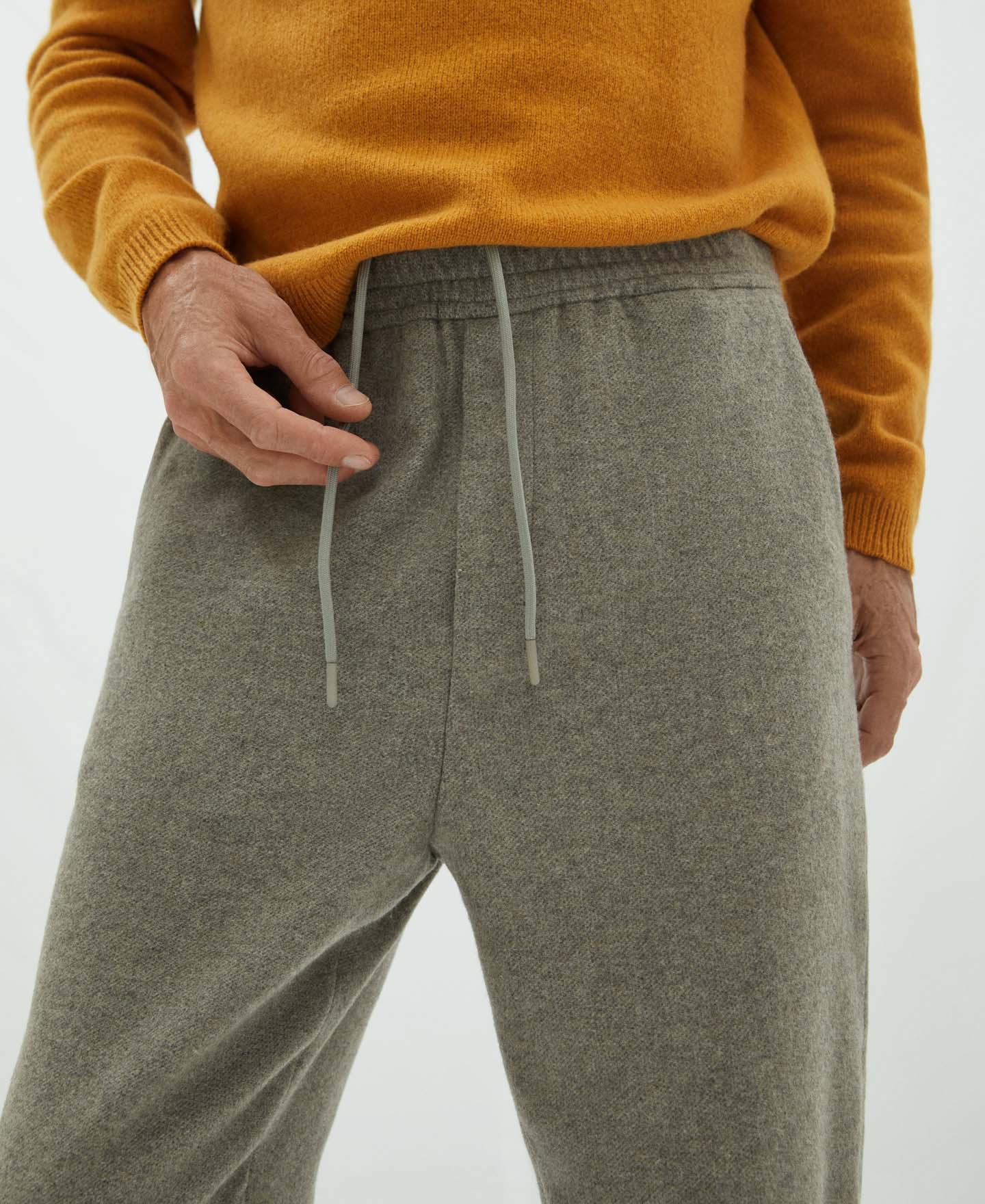 Pantalón carrot elástico en cintura image number 3