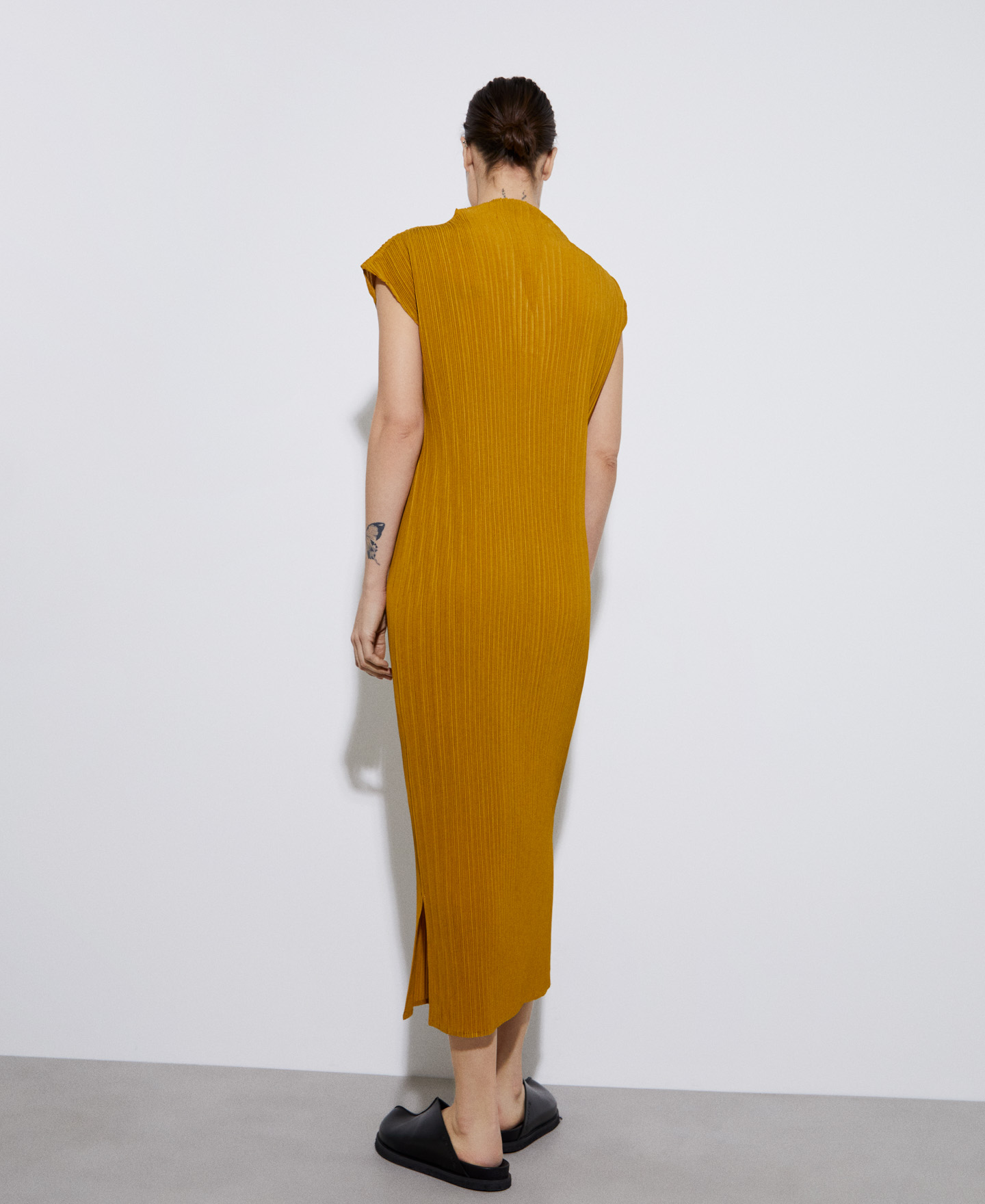 V-neck crinkle dress image number 2