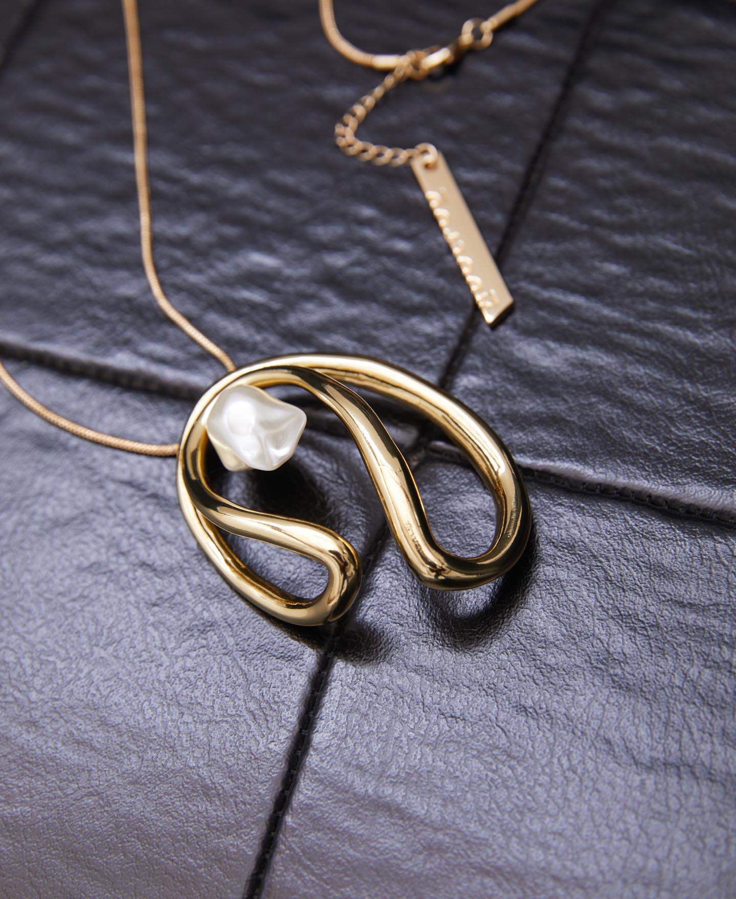 Circular shape necklace with resin pearl image number 3