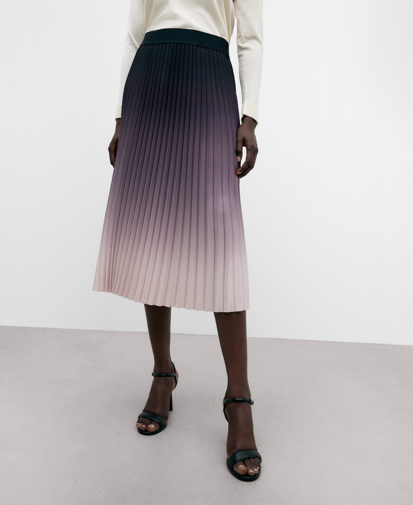 Long pleated skirt woman image number 0