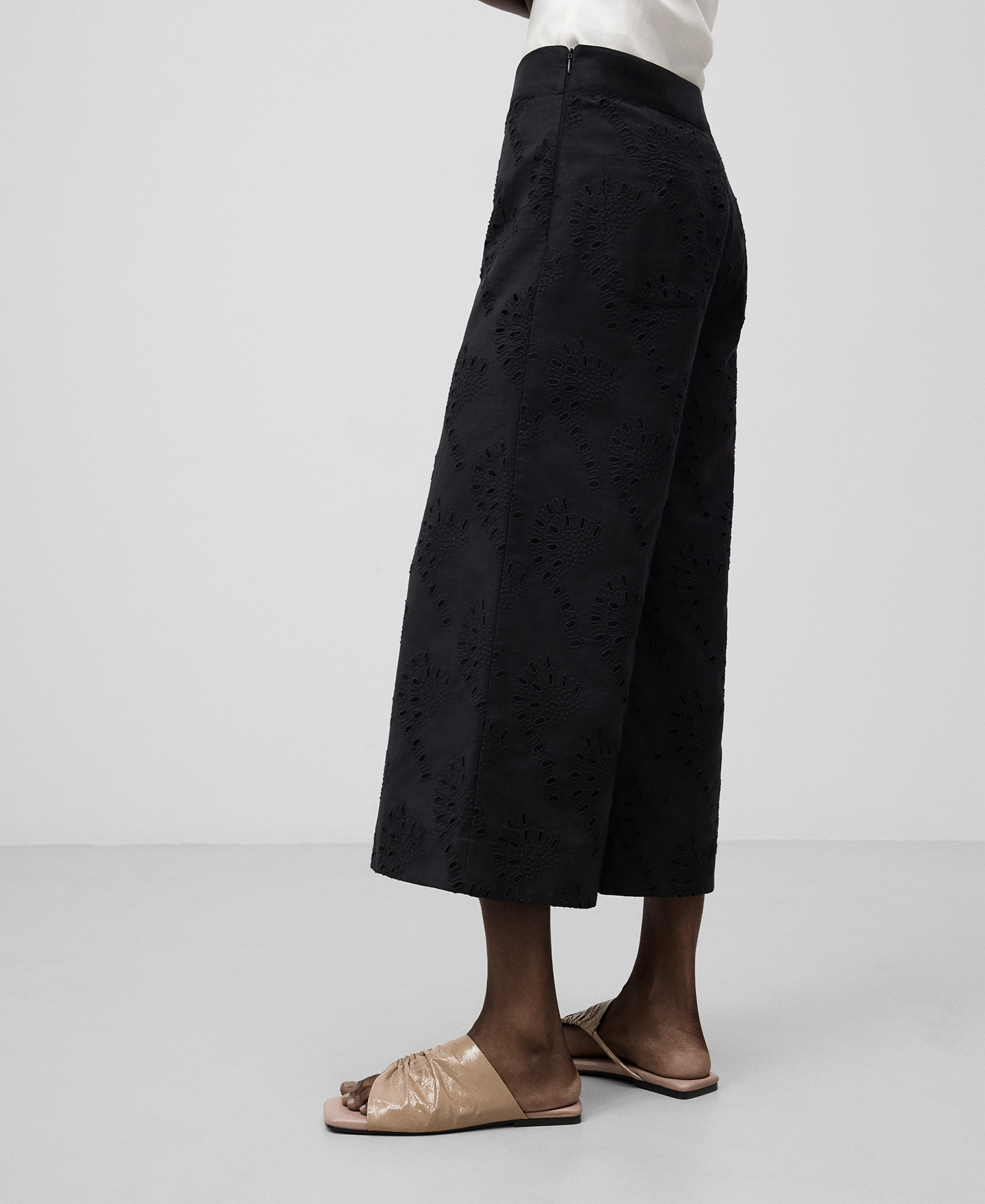 Straight embroidered trousers woman image number 3