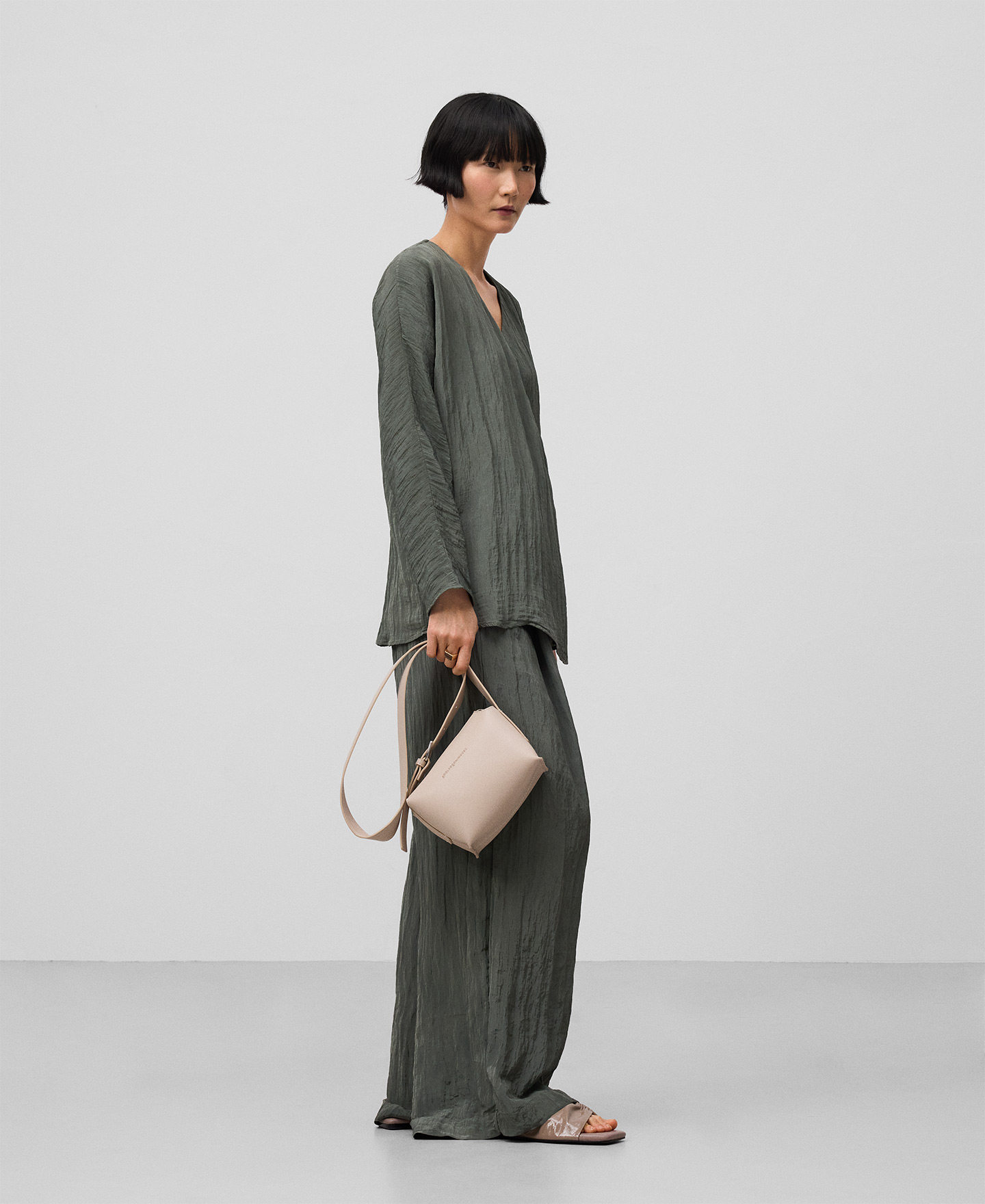 Leather-Non-Leather small crossbody woman image number 4