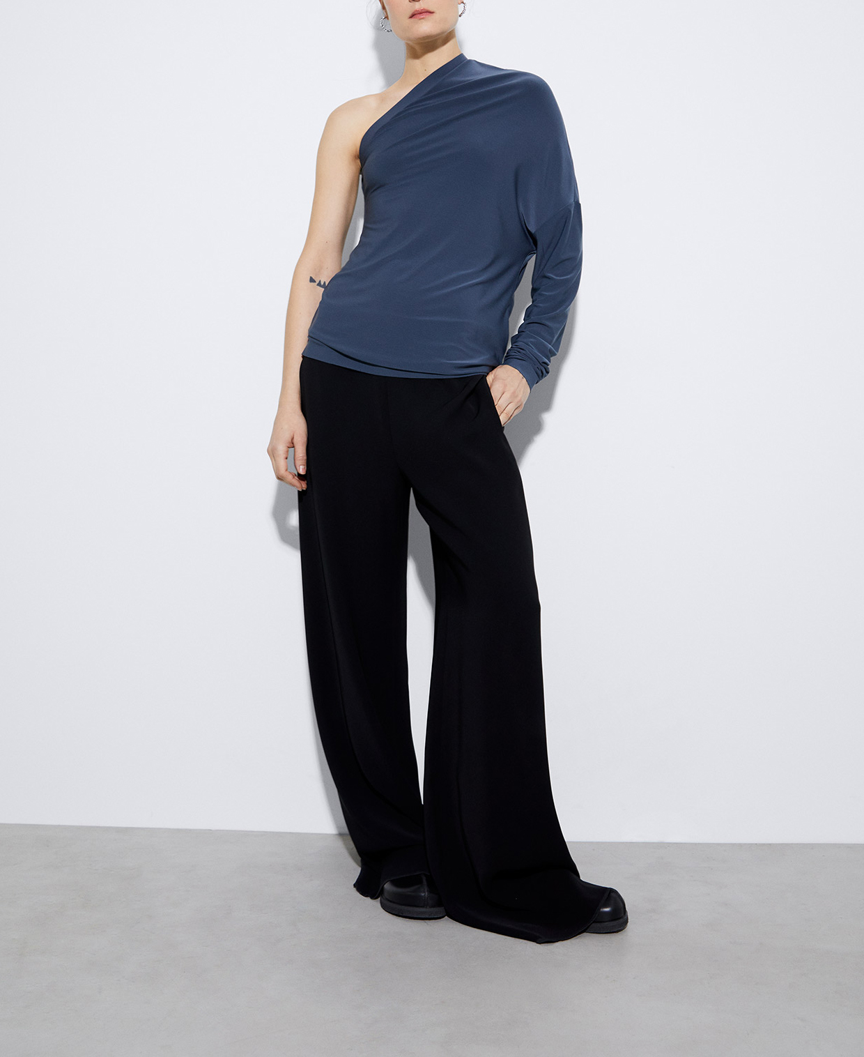 アシンメトリーネックラインTシャツ image number 1