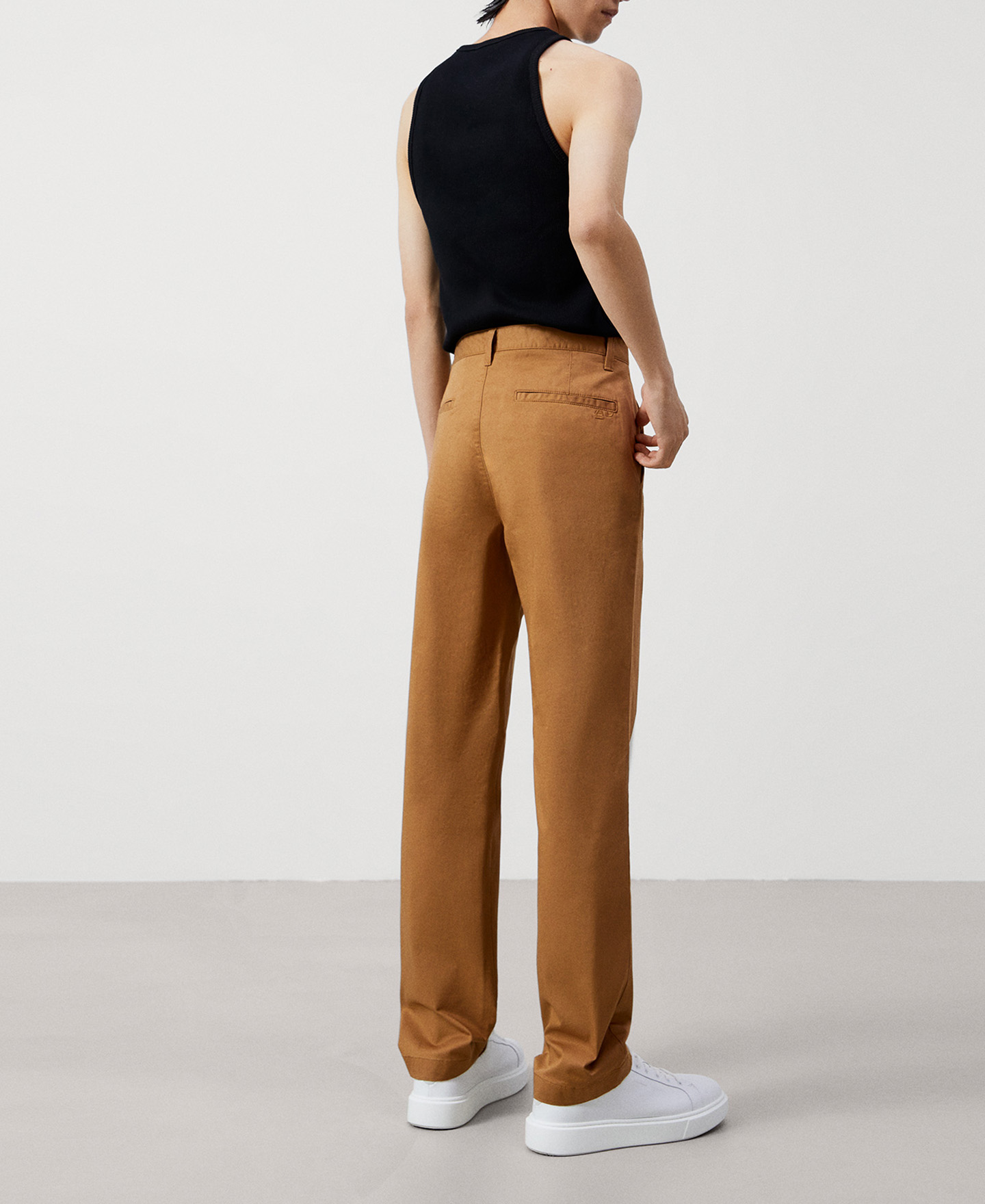 Pantalón chino en algodón elástico image number 2