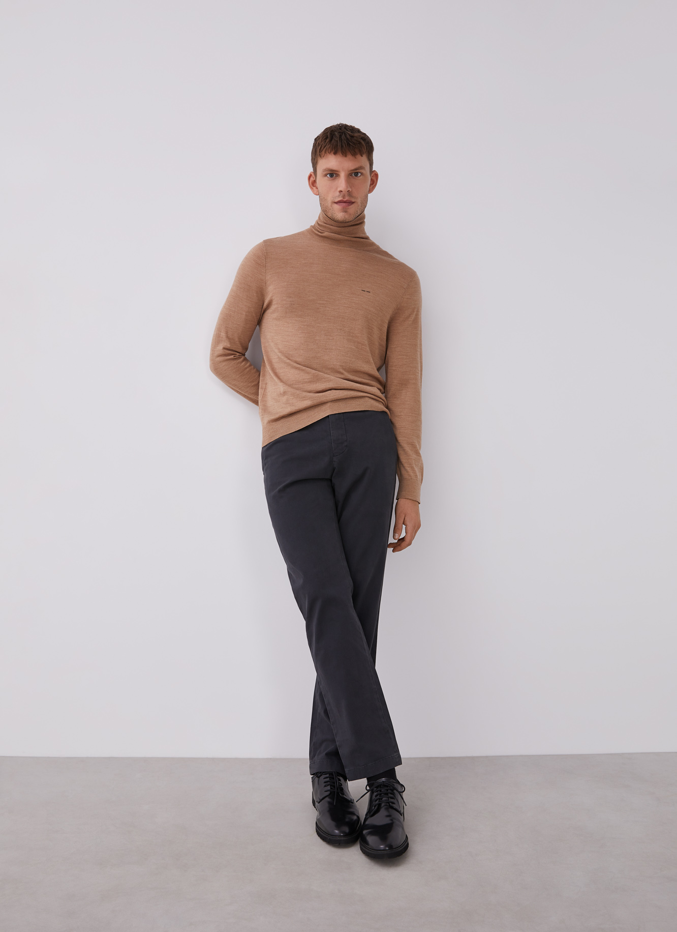 Pantalón chino de algodón elástico image number 5