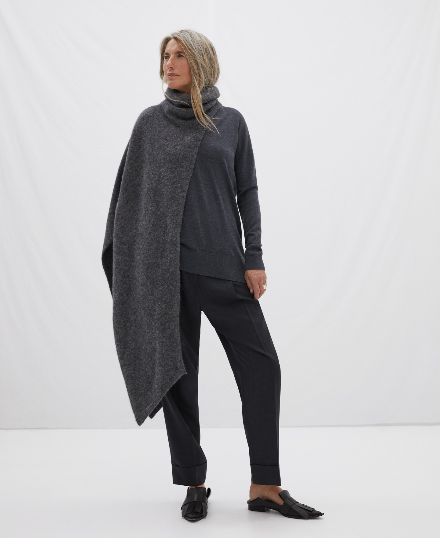 Jersey cuello pico en lana merino image number 1