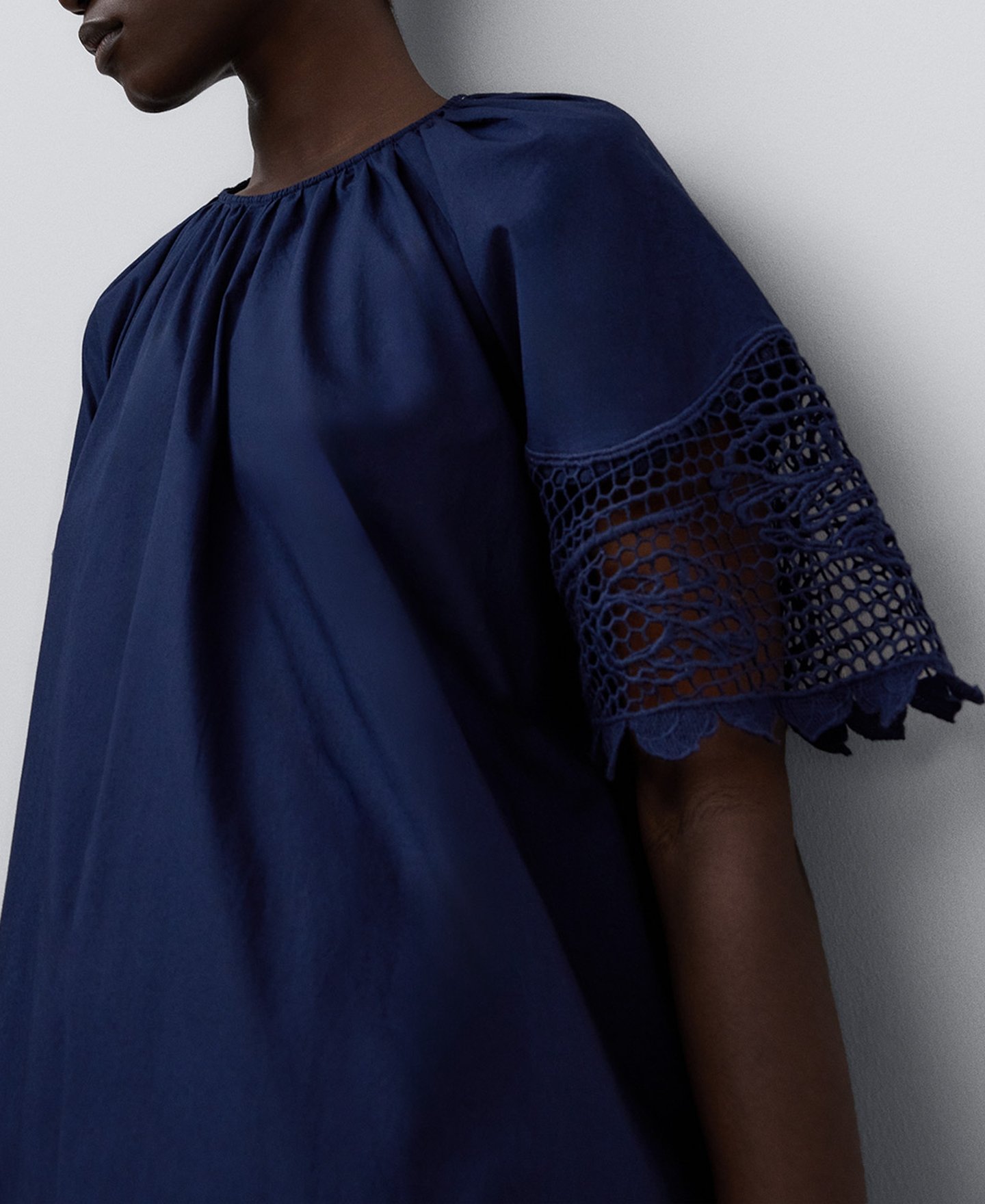 Vestido corto plisado image number 2