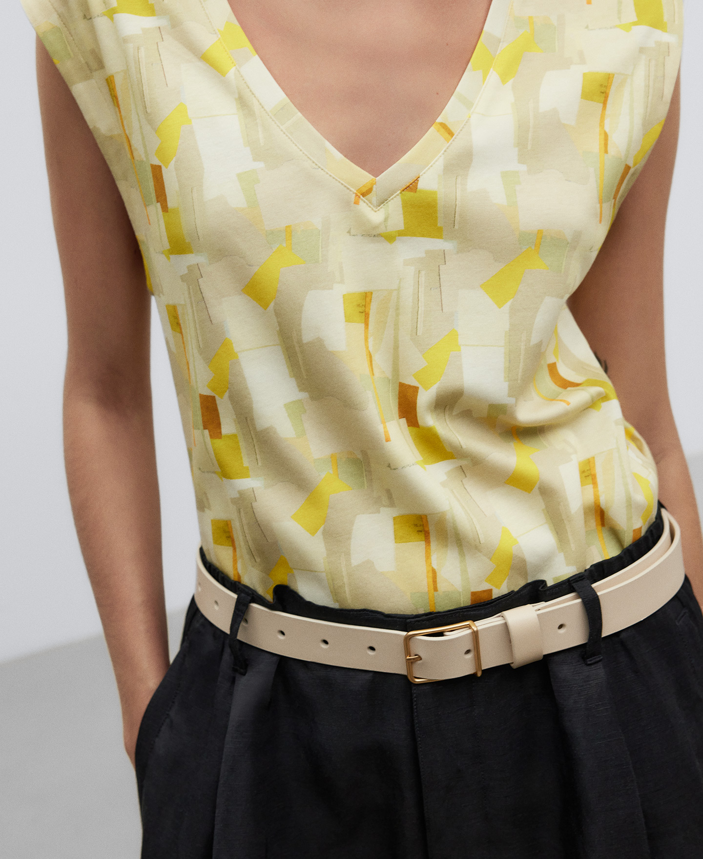 V-neck printed T-shirt woman image number 3