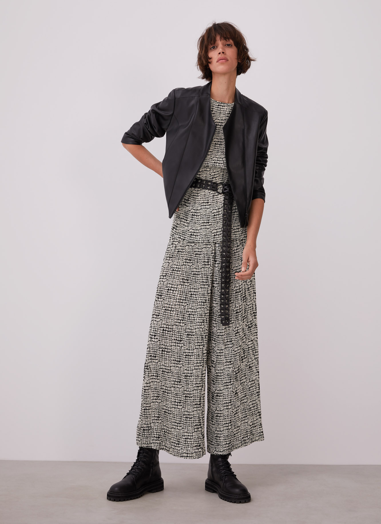 Crinkle trousers with signature print image number 4