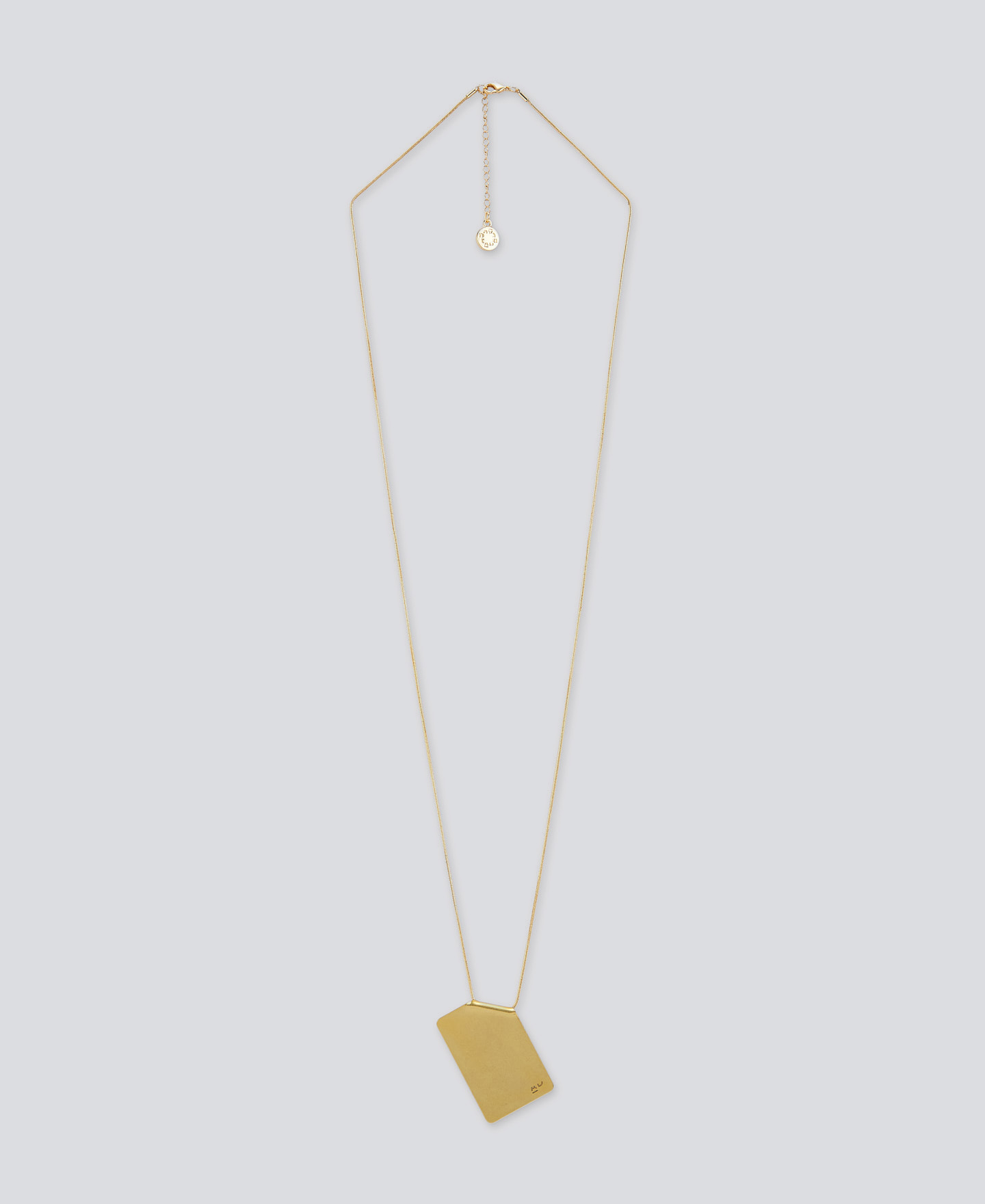 Pendentif femme avec motif lettre dorée image number 0
