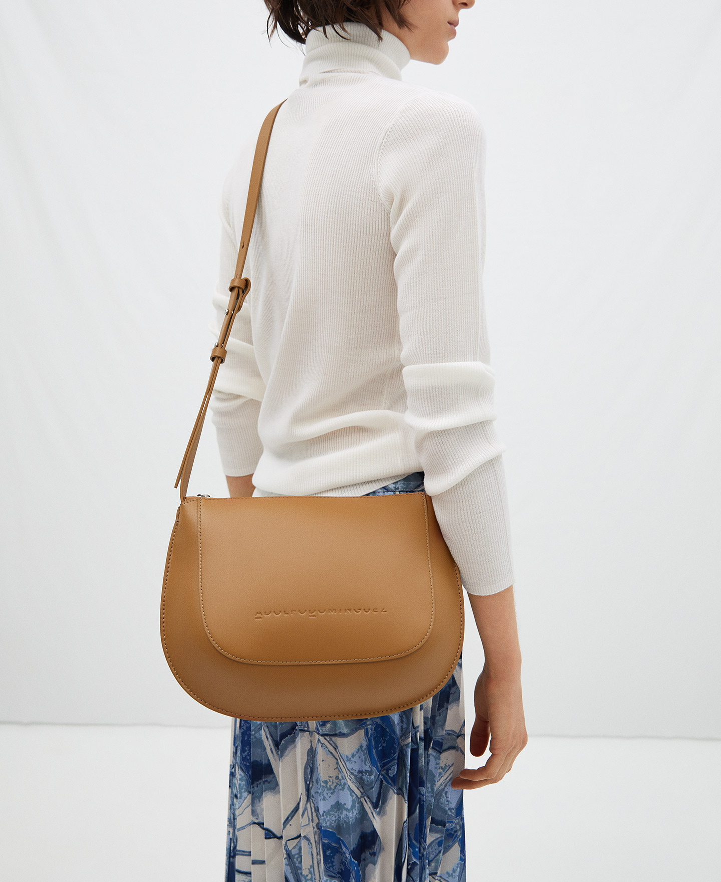 Flat shoulder strap in leather image number 3
