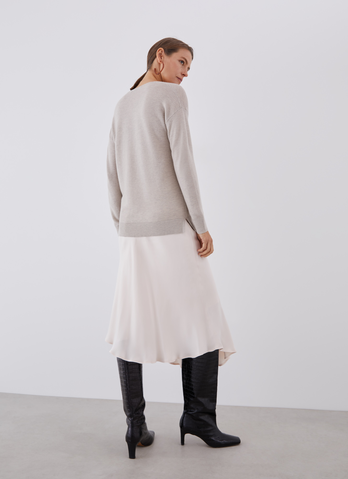 Jersey escote pico en lana merino image number 1