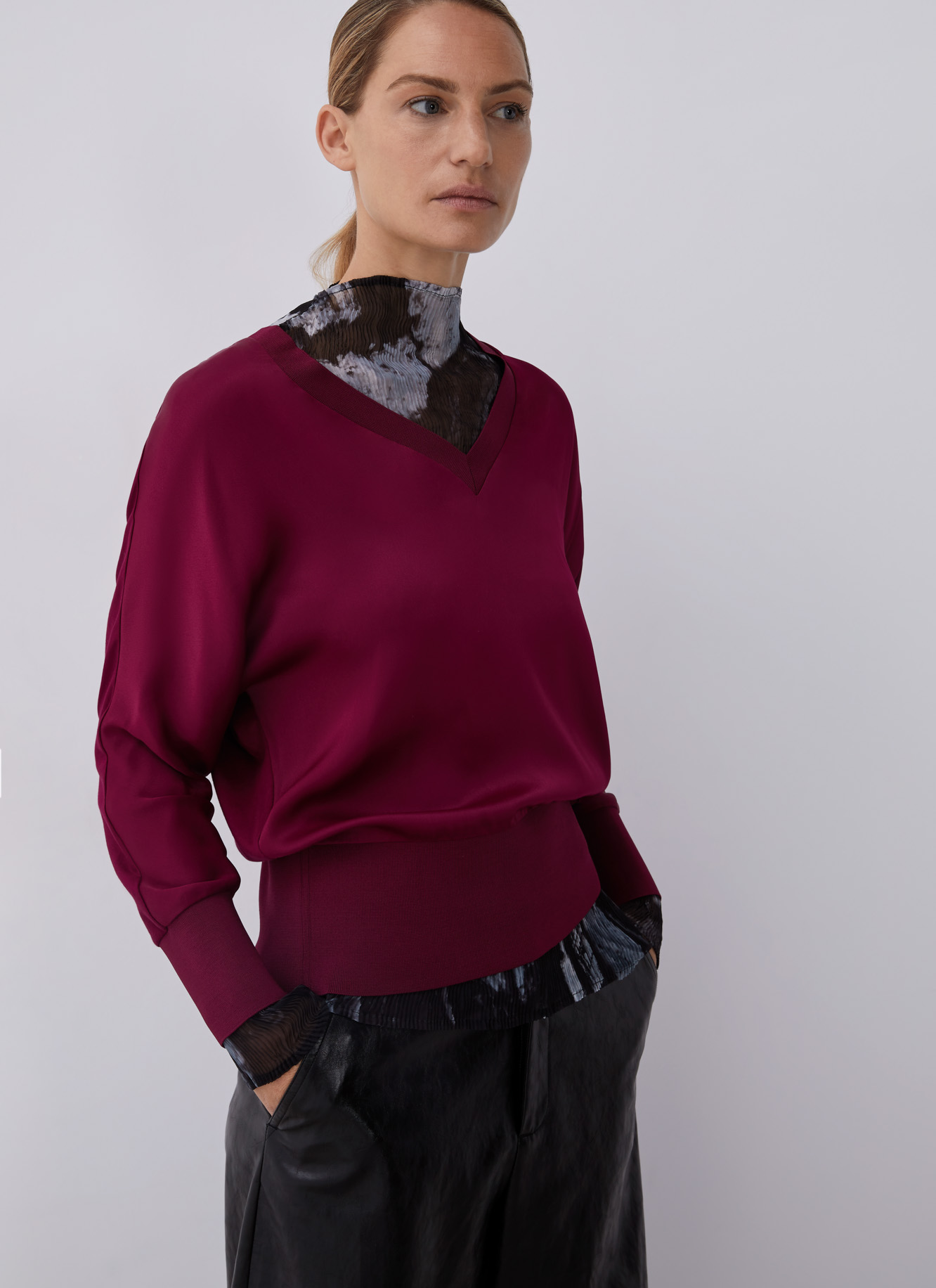 V-neck Viscose T-shirt image number 5