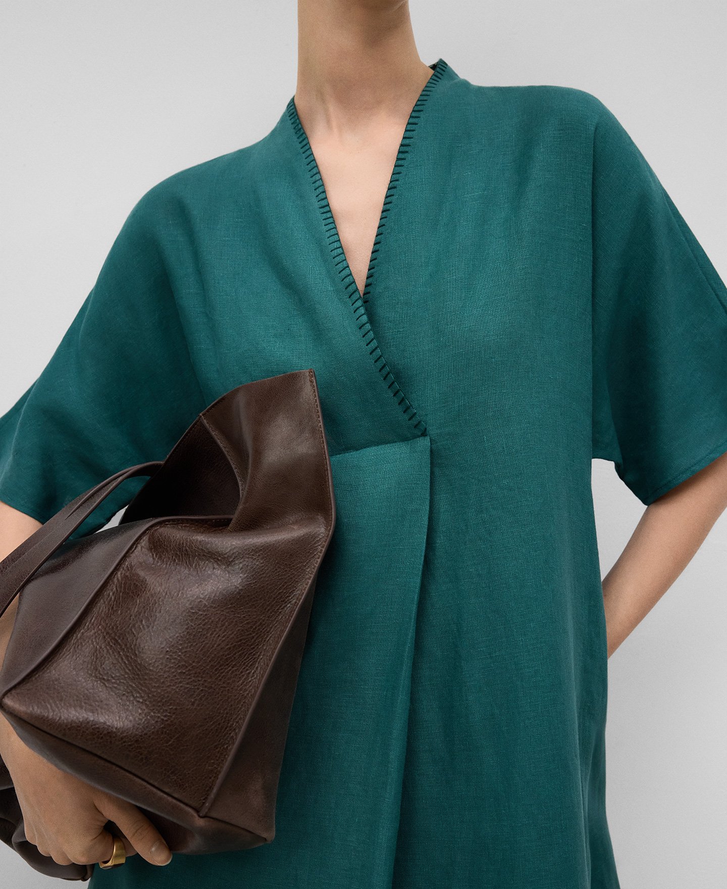 European linen V-neckline dress woman image number 3