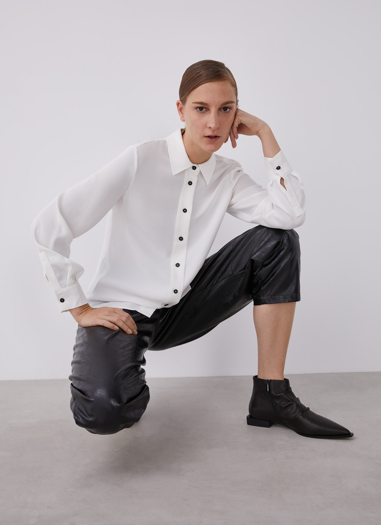 Shirt with contrasting buttons image number 6