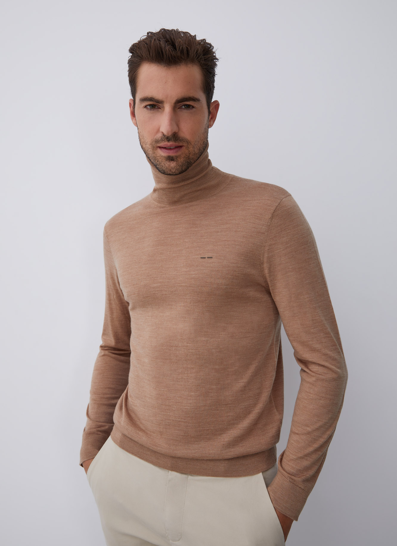Jersey en merino con cuello alto image number 0