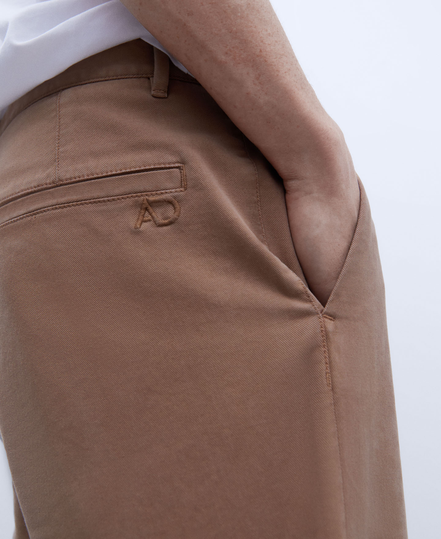 Pantalón chino de pinzas en algodón image number 3