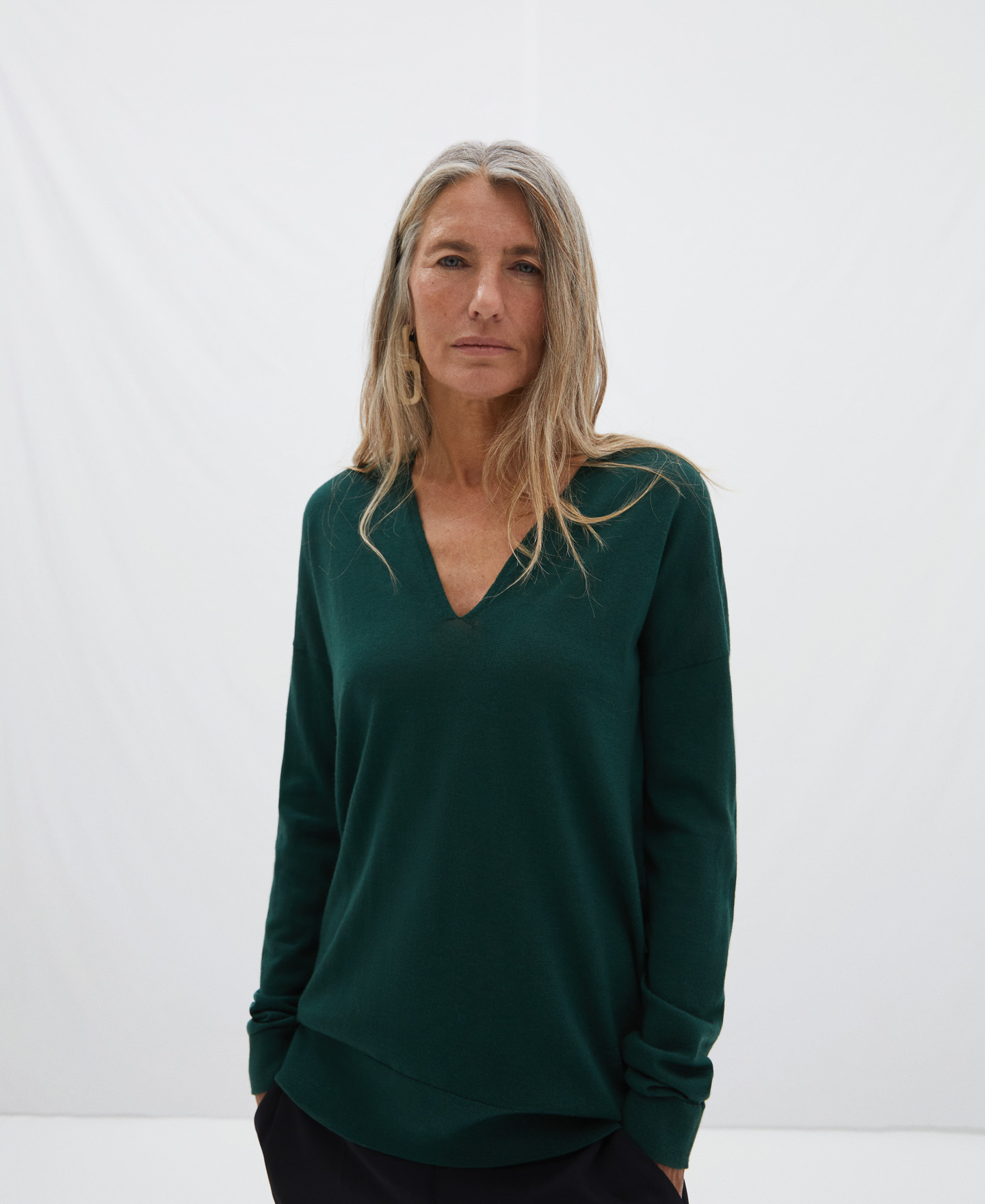 Jersey cuello pico en lana merino image number 0