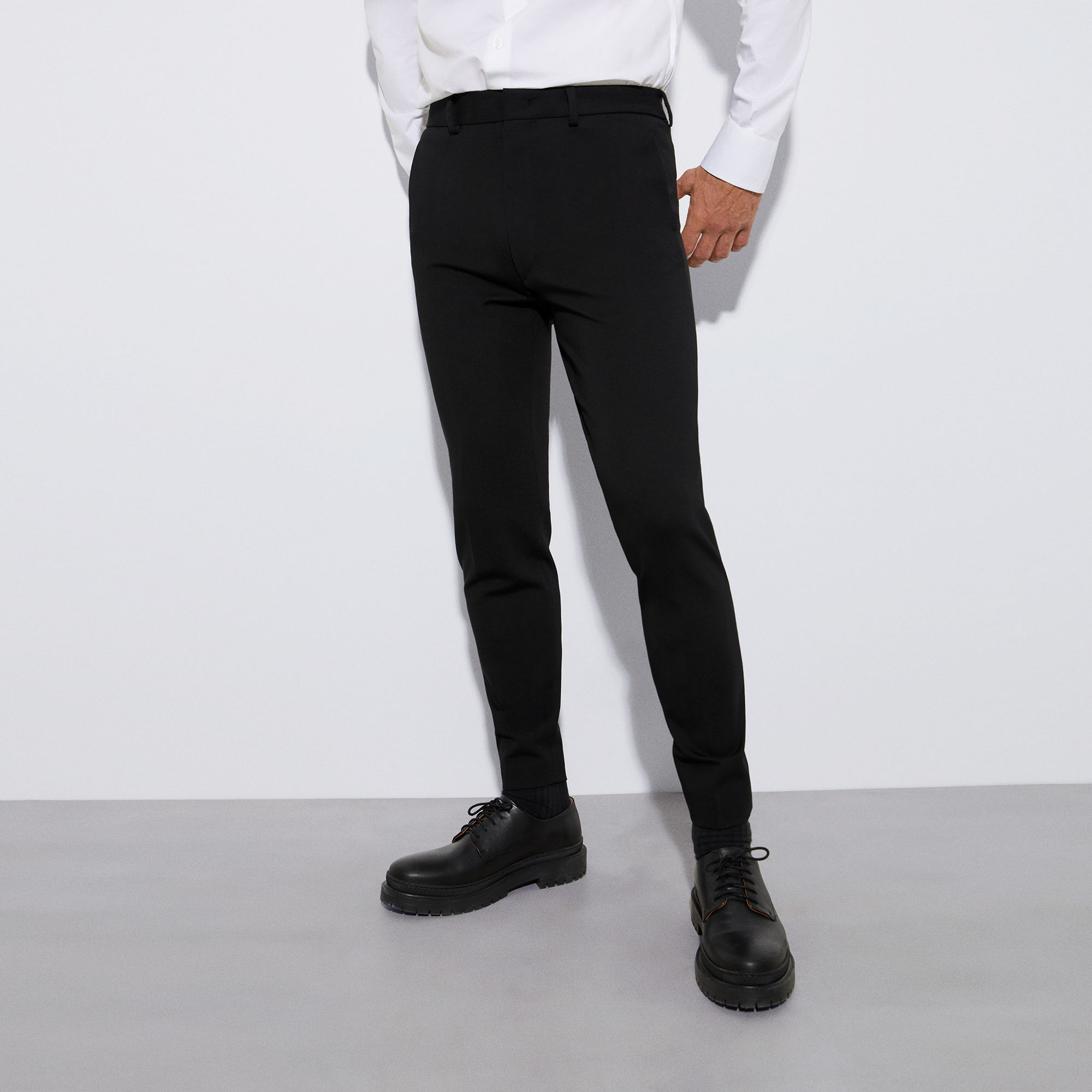 Pantalón slim fit en viscosa elástica image number 0