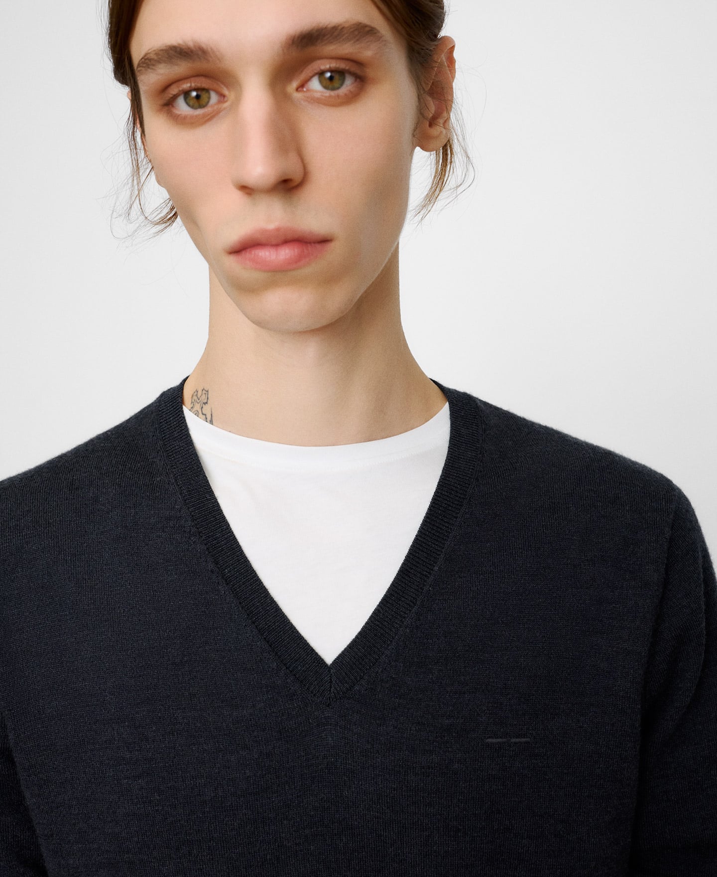 Jersey cuello pico lana merino image number 3