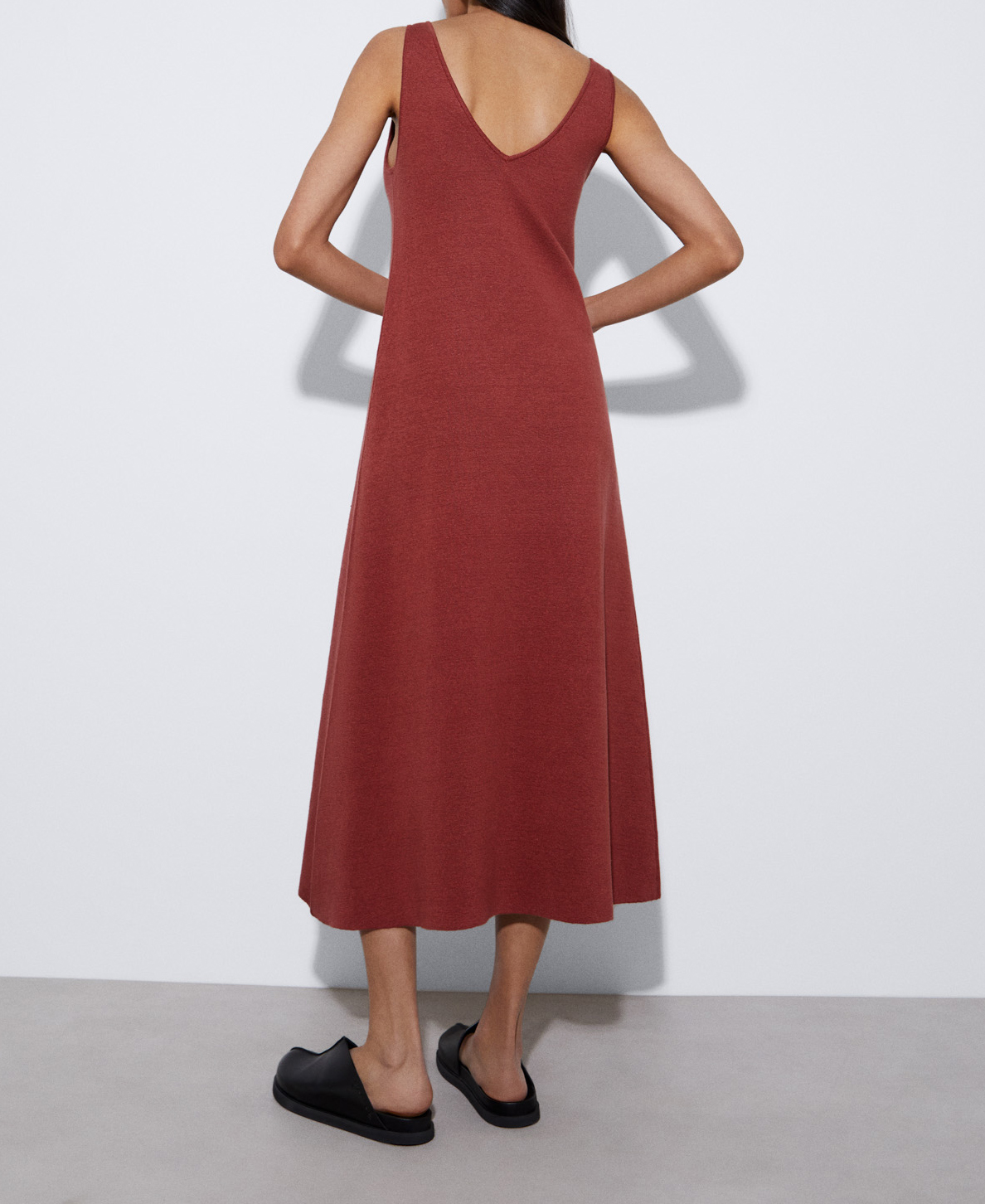 V-neck dress in linen image number 2
