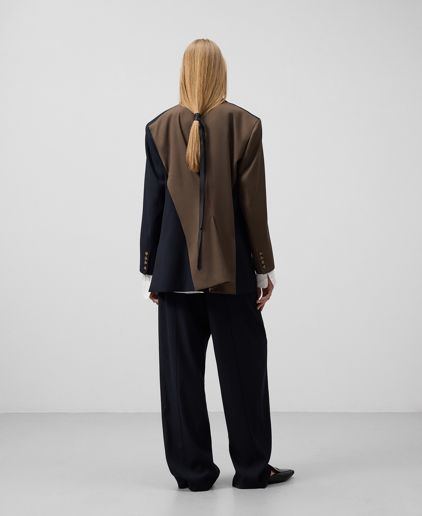 Pantalón pinzas asimétrico mujer image number 2